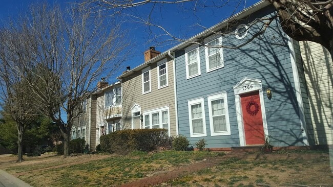 Building Photo - 1366 E Masonic Dr