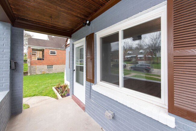 Building Photo - Western Hills- 4Bed/ 1 Bath