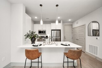 Building Photo - 4840 N Shepherd Dr
