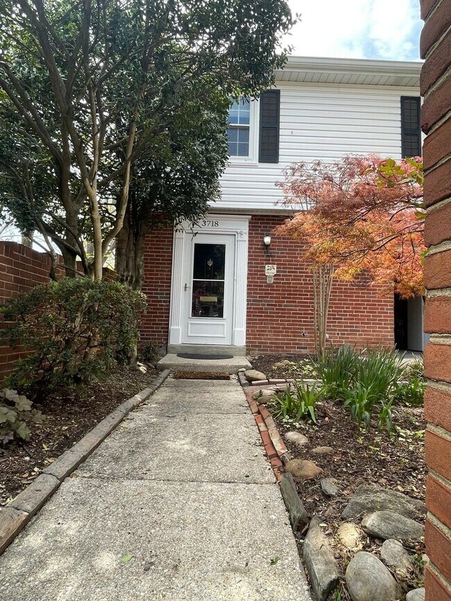 Foto del edificio - A fully updated Four Bedroom, Three and On...