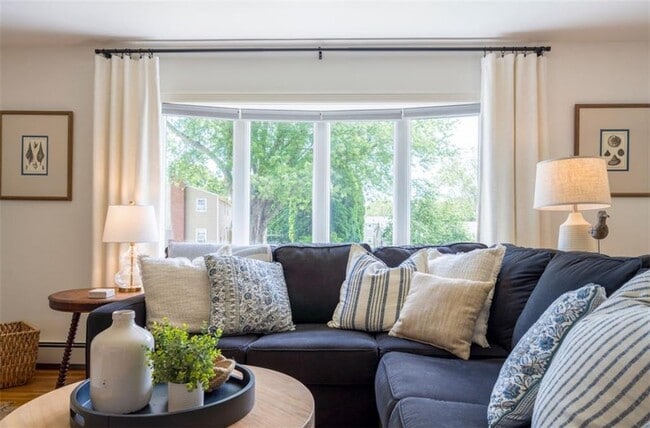 Building Photo - 11 N Hillview Dr