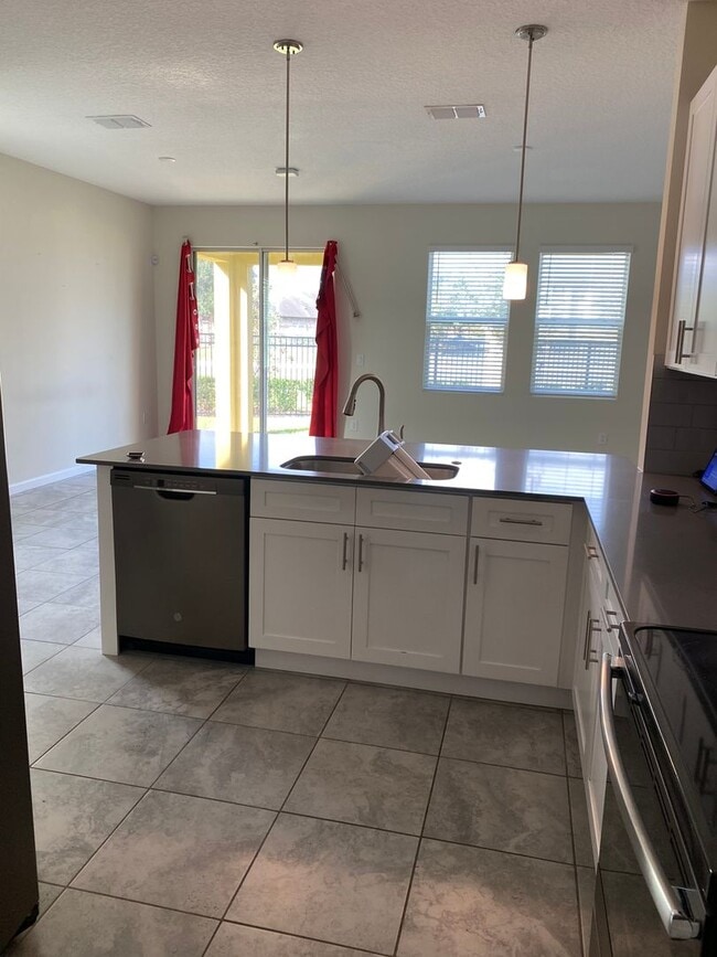 Building Photo - GATED 3 BR/2.5 TOWNHOUSE