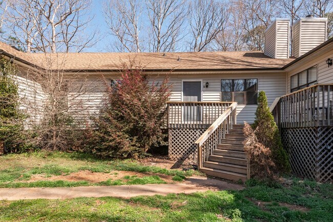 Foto del edificio - Two bedroom triplex in Raleigh: Available Now