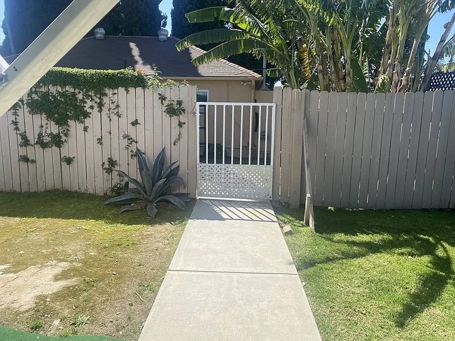 Building Photo - 15432 Saticoy St