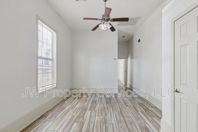 Building Photo - 2013 Almonaster Ave