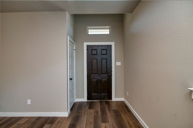 Building Photo - GORGEOUS 3 BEDROOM DUPLEX LOCATED IN MIDLO...