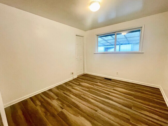 Building Photo - New Floors - 4 Bedroom home