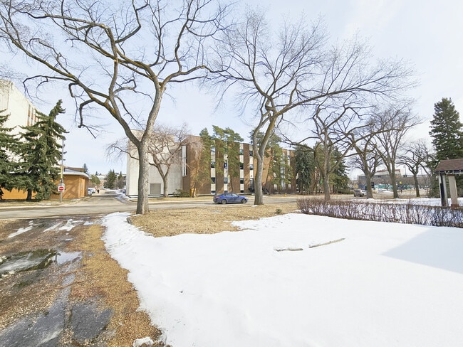 Photo du bâtiment - 8928 116 St NW