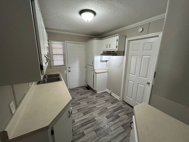 Foto del edificio - Adorable 3-Bedroom Home with Fenced Backya...