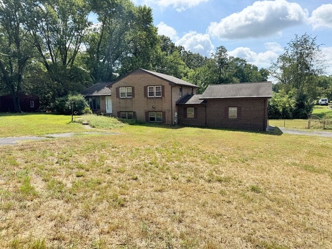Building Photo - LARGE HOUSE CLOSE TO DAHLGREN!