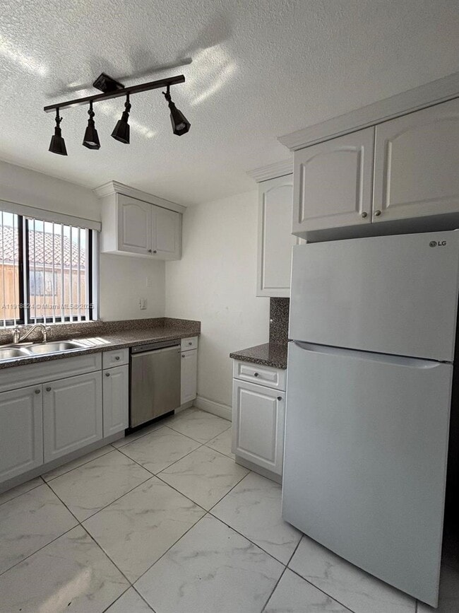 Foto del edificio - 2740 W 61st St