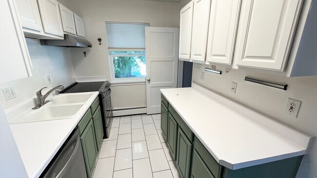 Foto del edificio - 4 bedroom/2 bathroom Home in SLC