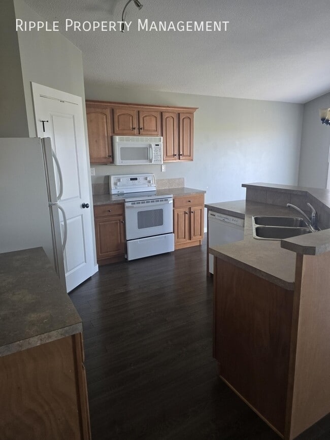 Building Photo - Modern 3 Beds, 2 Baths Main Floor/ Upper |...