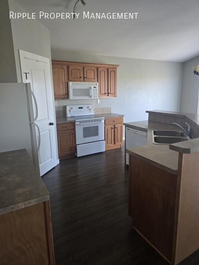 Photo du bâtiment - Modern 3 Beds, 2 Baths Main Floor/ Upper |...