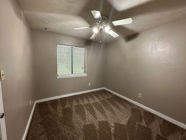 Building Photo - Downstairs unit off E Park and Victory Garden!