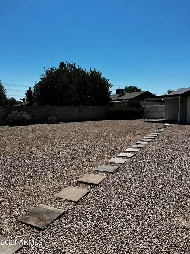 Building Photo - 414 W Santa Cruz Dr