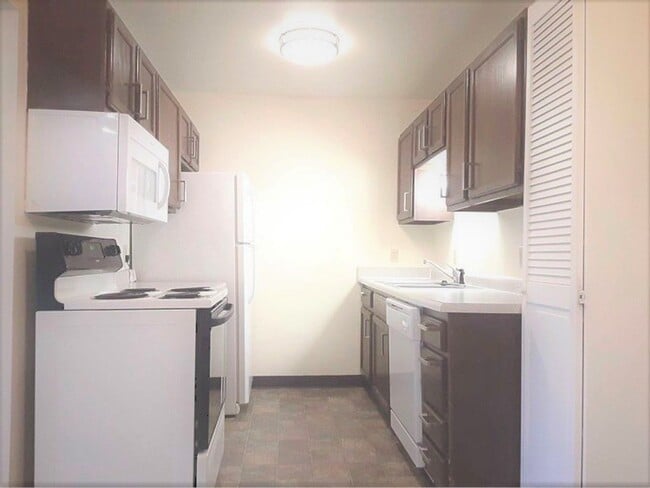 Building Photo - Upper 2 Bedroom 1 Bathroom