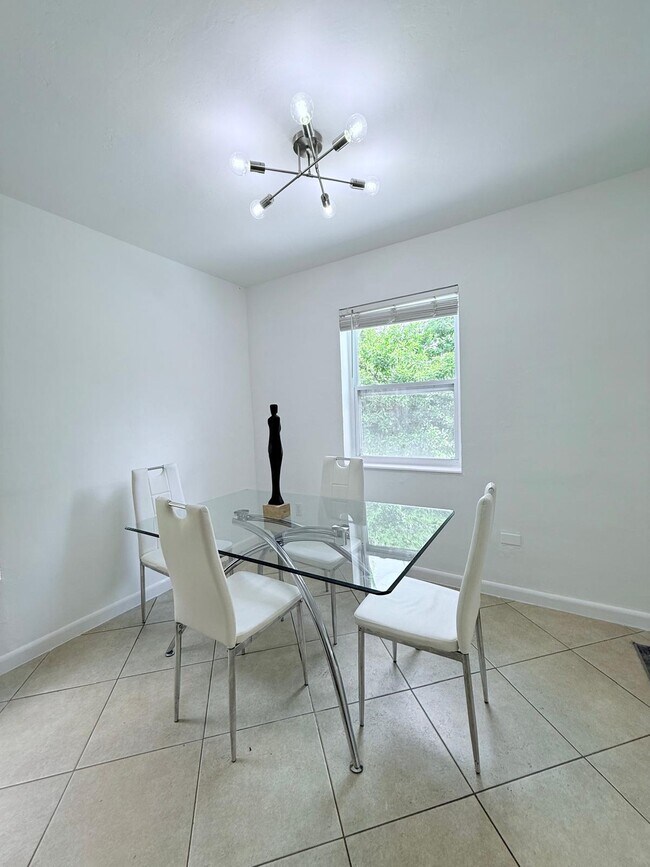Foto del edificio - 600 NE 44th St