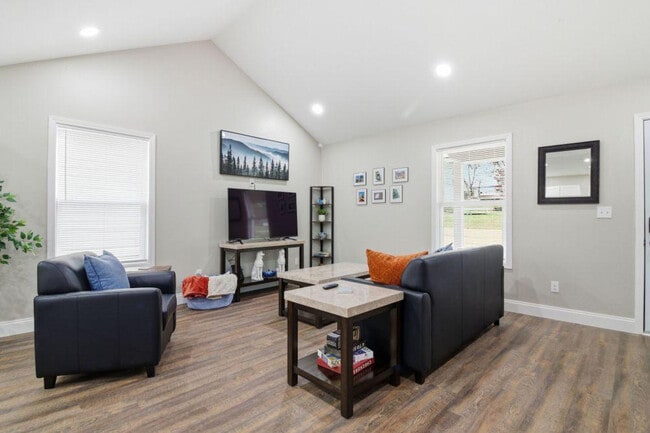 Building Photo - 810 Carson St