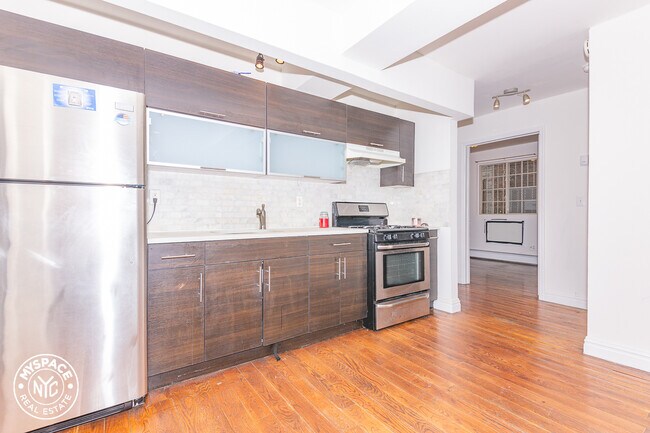 Building Photo - 328A Irving Ave