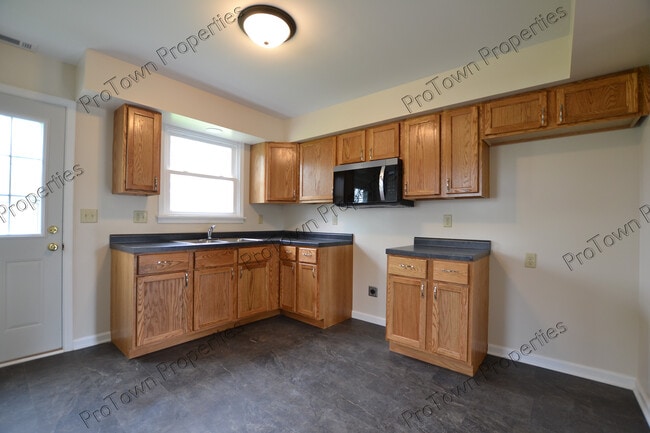 Building Photo - 11 E Zarley Blvd