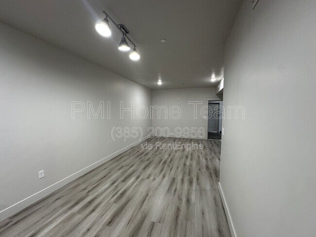 Building Photo - 2874 Kiesel Ave