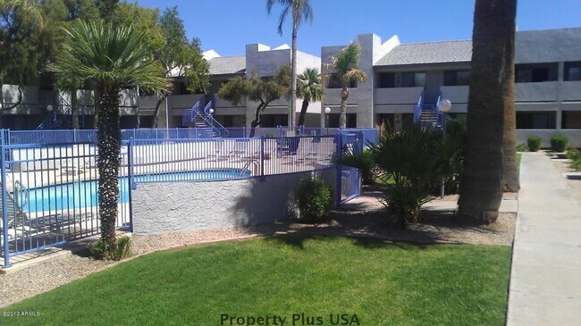 Foto del edificio - "Charming 2-Bed, 2-Bath Gem in Prime Phoenix Location with 900 Sq Ft of Comfort!"