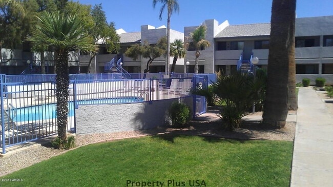 Building Photo - "Charming 2-Bed, 2-Bath Gem in Prime Phoenix Location with 900 Sq Ft of Comfort!"