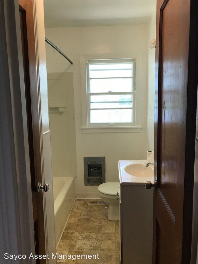 Building Photo - 3 br, 1 bath House - 913 Five Mile Rd