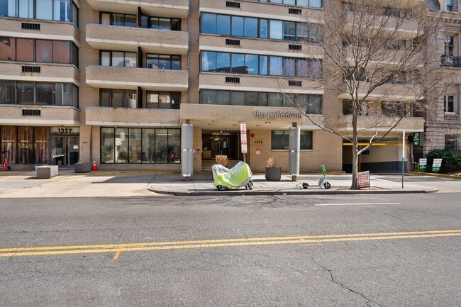 Building Photo - Spacious Renovated Dupont Circle Condo Walking Distance to Metro!