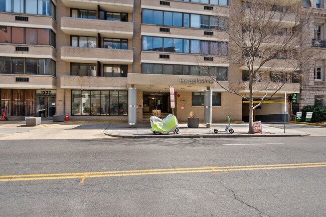 Foto del edificio - Spacious Renovated Dupont Circle Condo Walking Distance to Metro!
