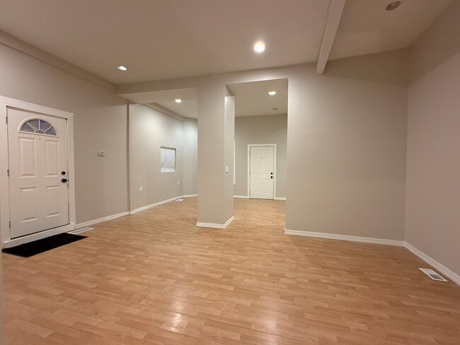 Building Photo - 2121 N California Ave