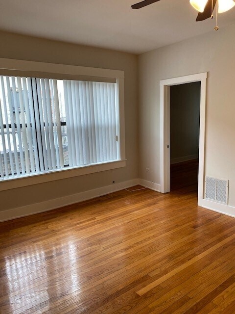 Living Area, Large Windows - 3851 N Southport Ave