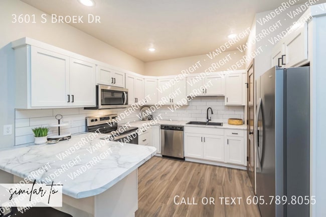 Building Photo - 3601 S Broek Dr