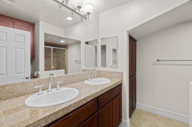 Building Photo - PRIVATE TOWNHOME NEAR DOWNTOWN STROLL TO E...
