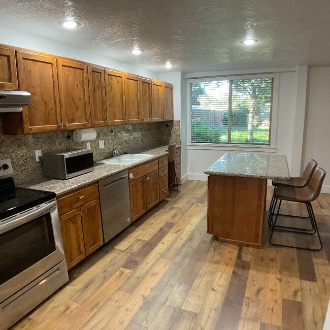 Building Photo - 733 E Warm Springs Ave
