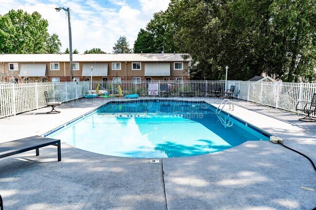 Building Photo - 153 Louella Dr