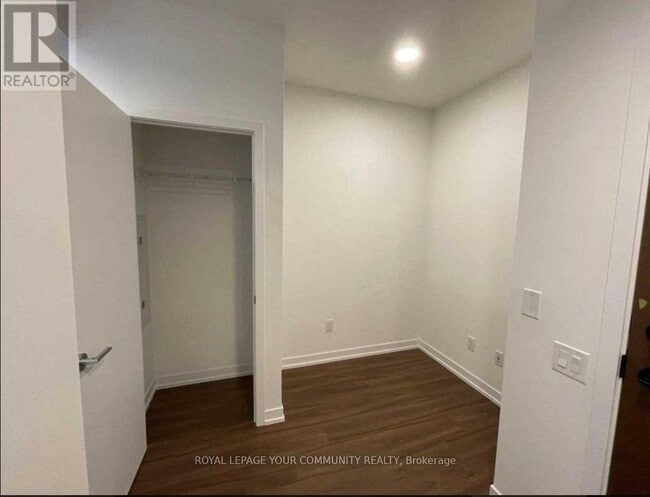 Photo du bâtiment - 4065-4065 Confederation Pkwy