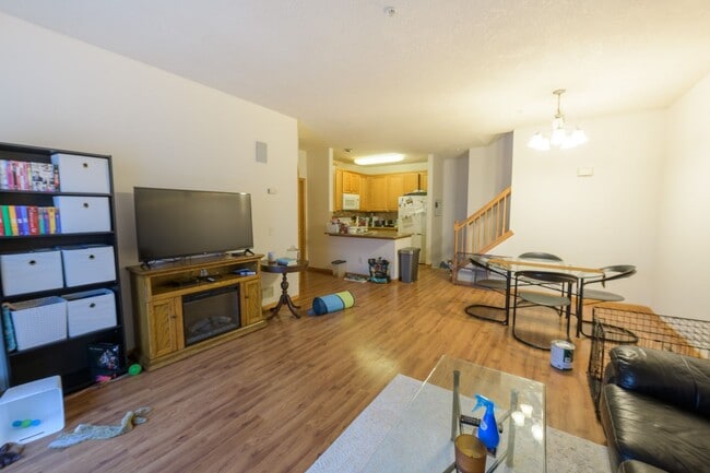 Building Photo - Rare maple grove townhouse available! 3 be...
