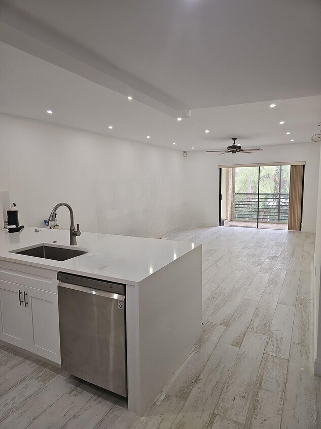 Foto principal - 128 S Cypress Rd