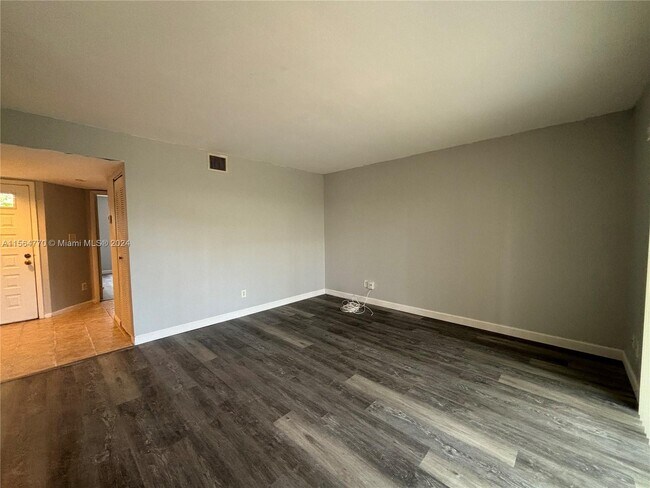 Building Photo - 905 Coral Club Dr