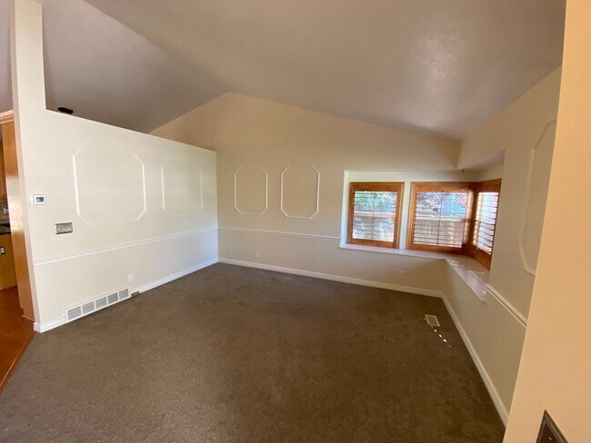 Building Photo - 4 Bed 2 1/2 Bath Home in Sandy