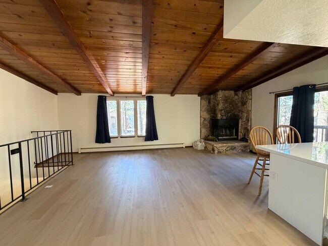 Foto del edificio - Tri-Level Lake Village Condo - 2 Bed + Bonus Room -  with Upgrades
