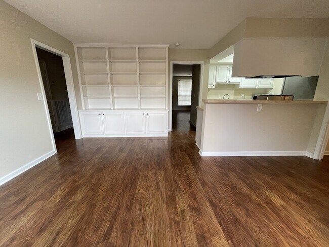 Building Photo - "Charming 3-Bed Townhouse with Cozy Fireplace in Prime Nashville Location – 1600 Sq Ft of Comfort!"