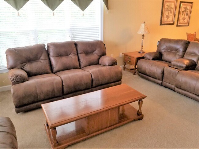 Foto del edificio - 615 Ballard Ln