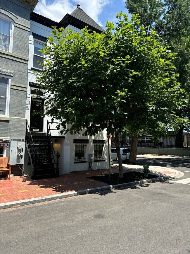 Building Photo - Truxton/Mt. Vernon Downtown Unique Three B...