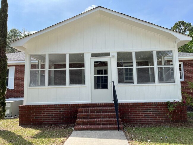 Foto del edificio - Perfect Mount Pleasant Location!