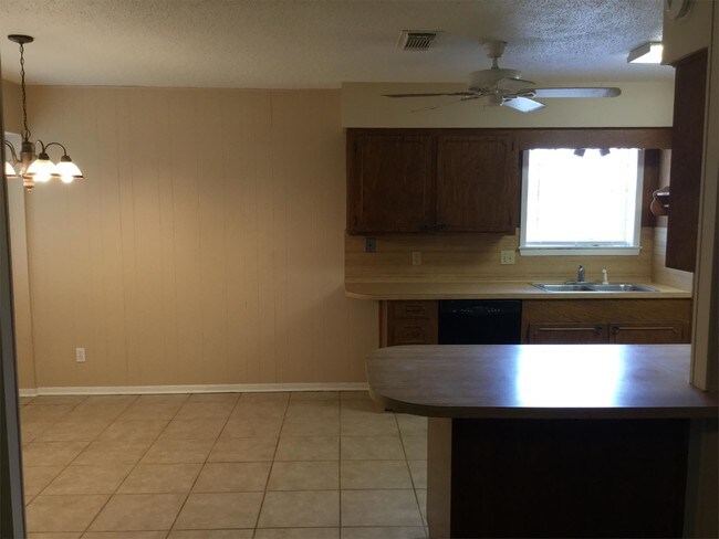 Building Photo - 870 Ridgewood Dr
