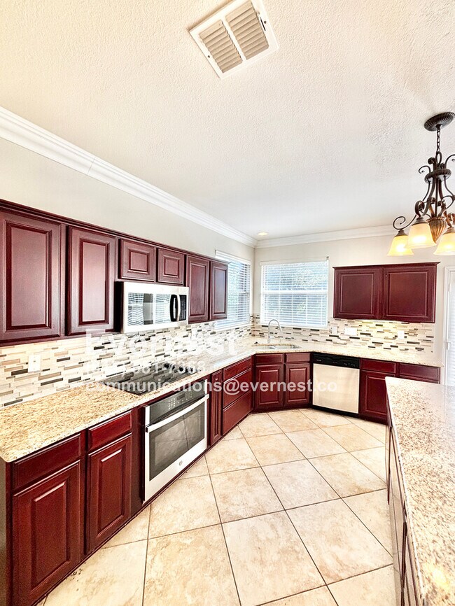 Building Photo - 4-Bedroom Home with Versatile Layout Near ...