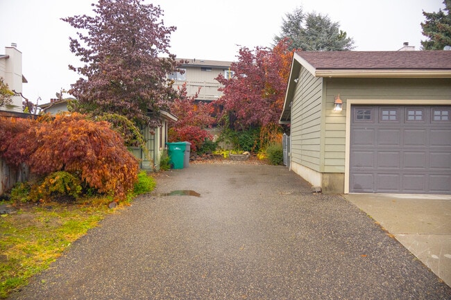 Building Photo - 925 Manzanal St NE